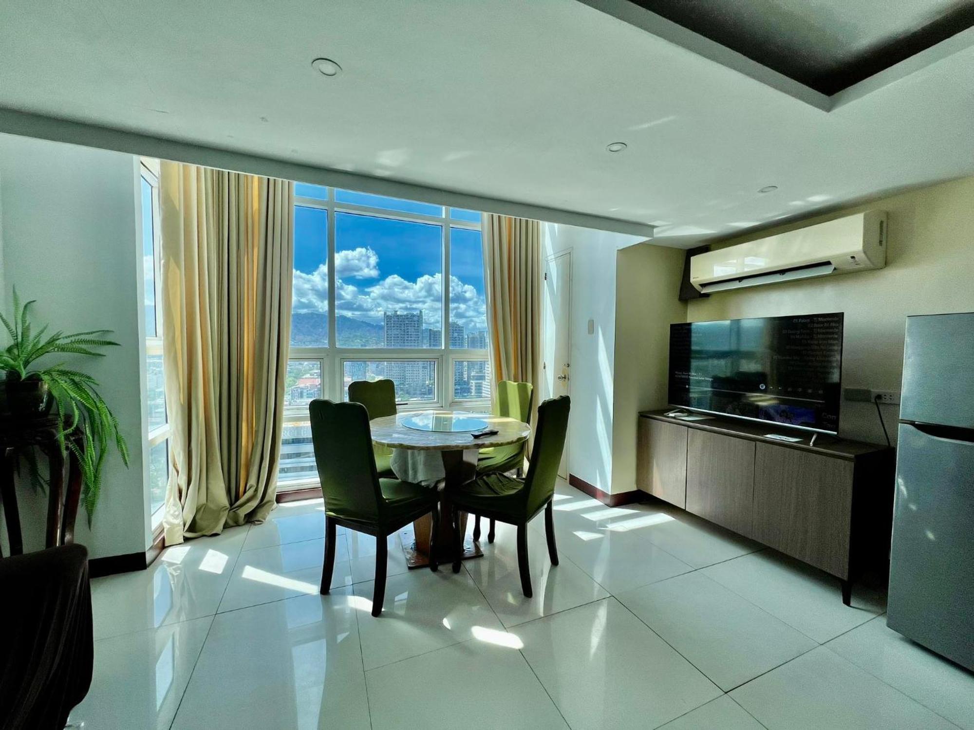 2 Bedroom Condo Unit With City And Mountain View 宿务 外观 照片