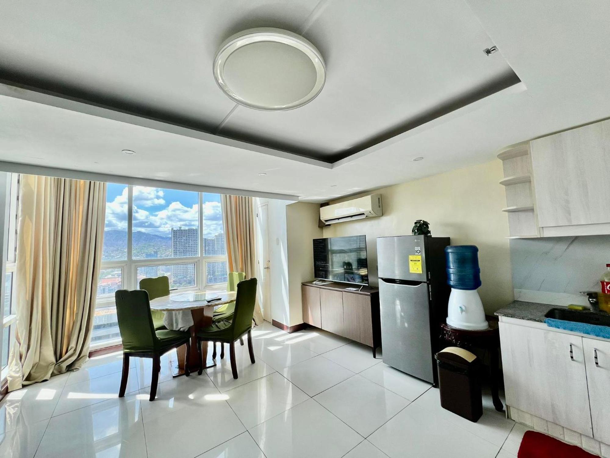 2 Bedroom Condo Unit With City And Mountain View 宿务 外观 照片
